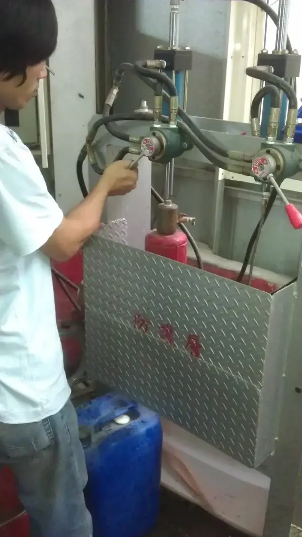 ABC性能檢查流程－十年以上鋼瓶進行水壓測試