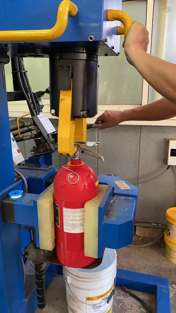 CO2性能檢查流程－將CO2閥頭裝上並套上頸圈
