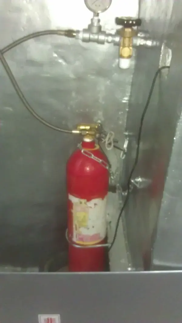 CO2性能檢查流程－放入防護區內進行CO2充填(藥劑重量10P為4.5KG)