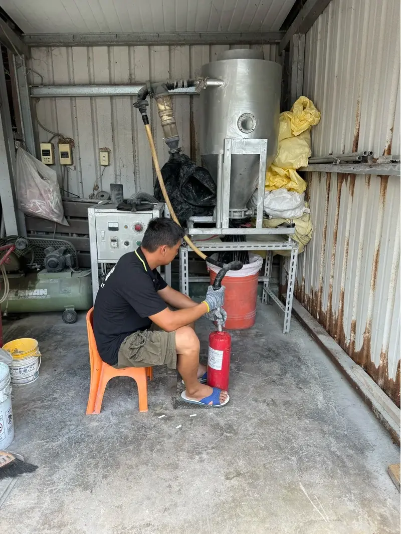 報廢滅火器處理流程－將殘餘乾粉清空