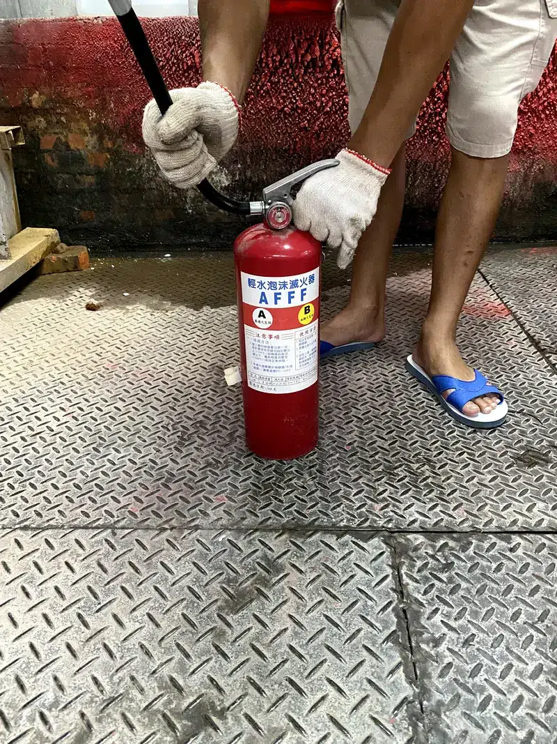 泡沫水強化液滅火器更換及充填作業流程－拆卸皮管