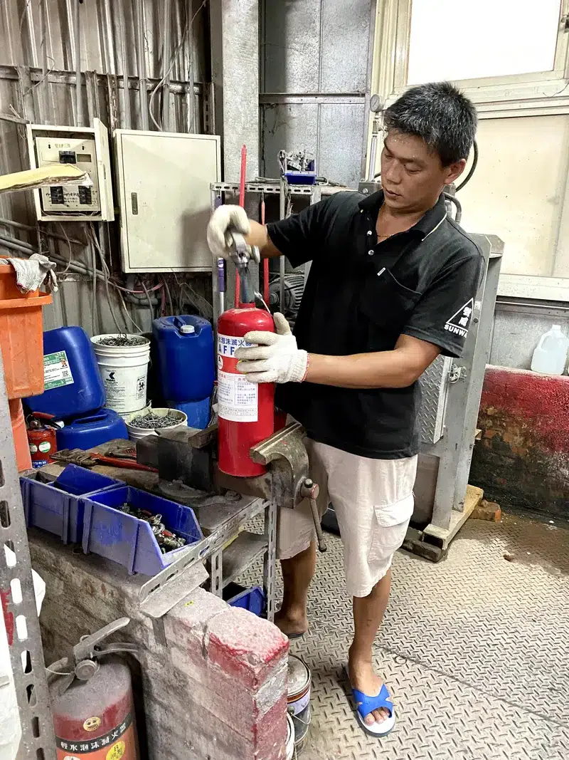 泡沫水強化液滅火器更換及充填作業流程－拆卸閥頭
