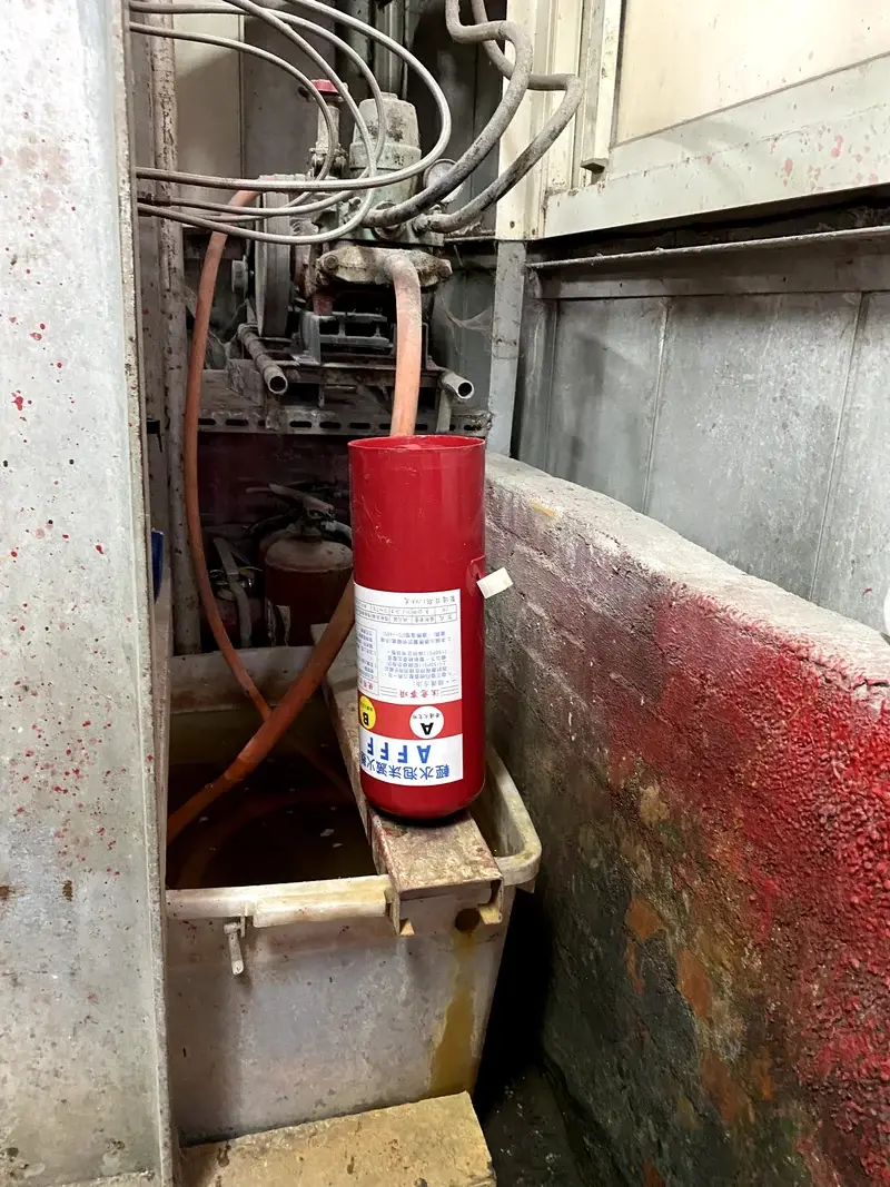 泡沫水強化液滅火器更換及充填作業流程－將內容物清除