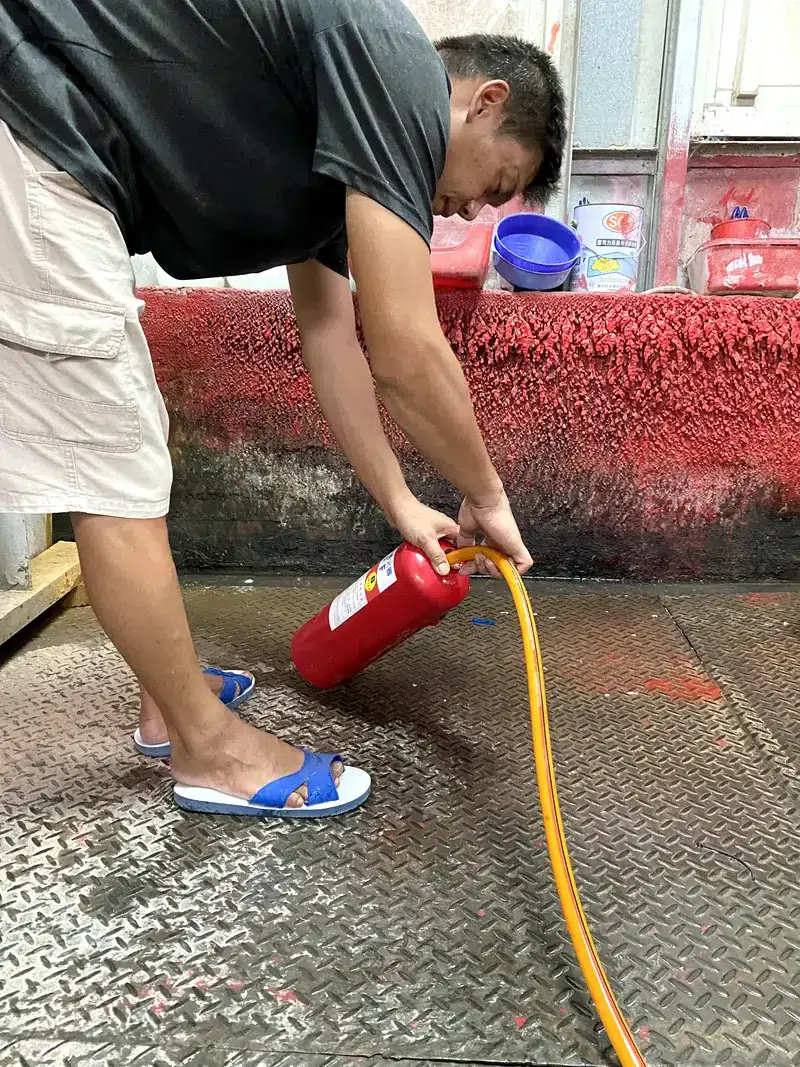 泡沫水強化液滅火器更換及充填作業流程－將鋼瓶內部清洗