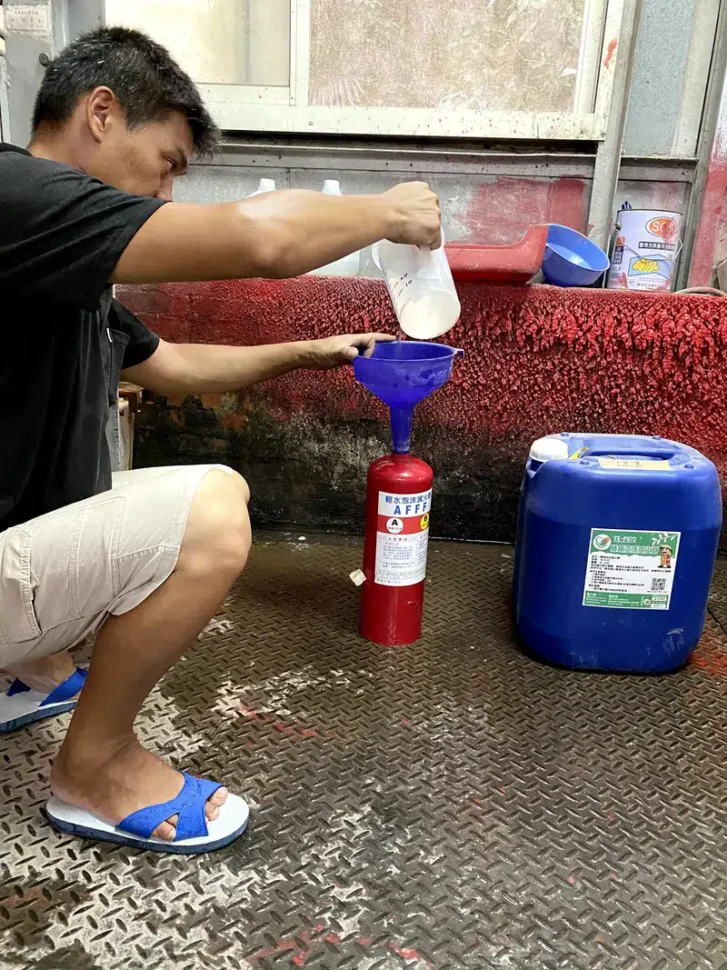 泡沫水強化液滅火器更換及充填作業流程－加入3L內容物