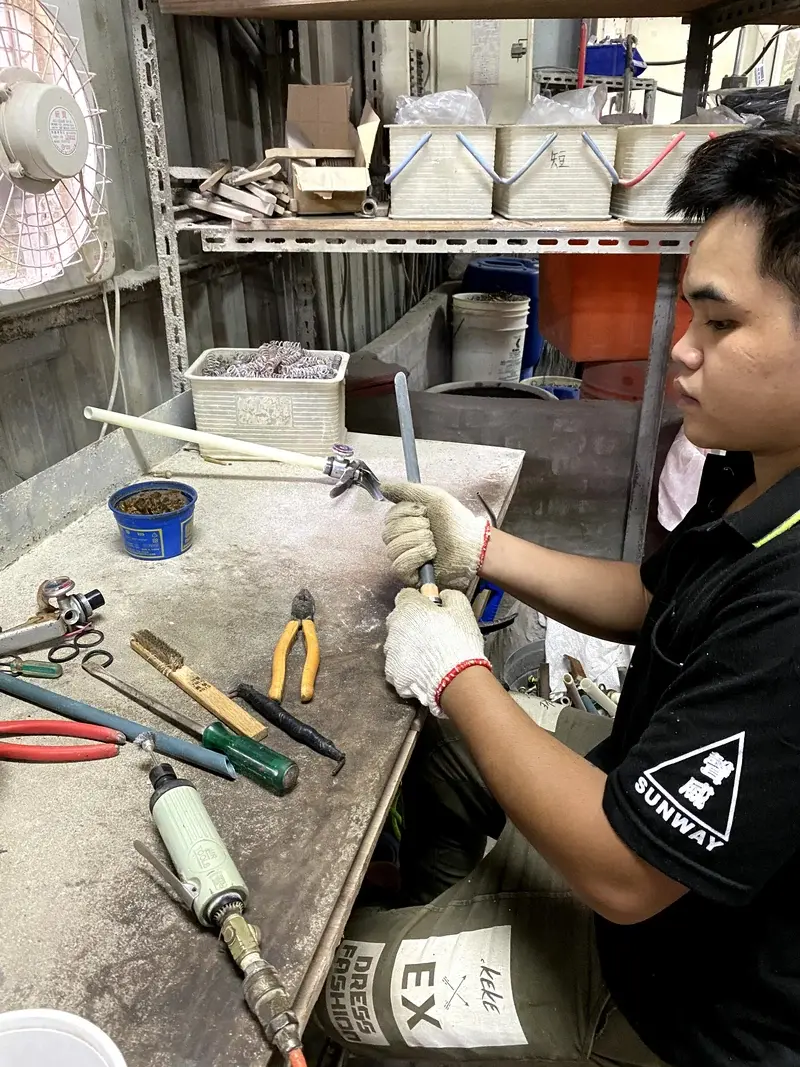 泡沫水強化液滅火器更換及充填作業流程－清理壓把及中心軸及相關零件