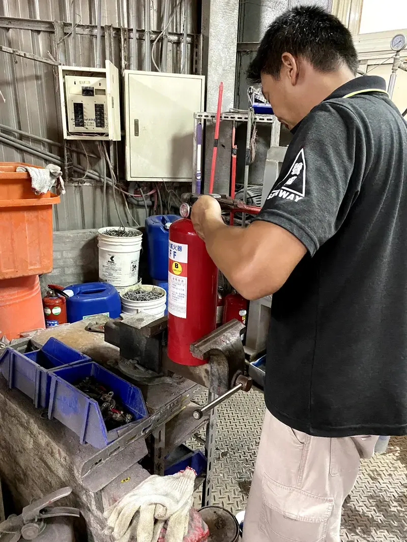 泡沫水強化液滅火器更換及充填作業流程－將閥頭及瓶身鎖緊