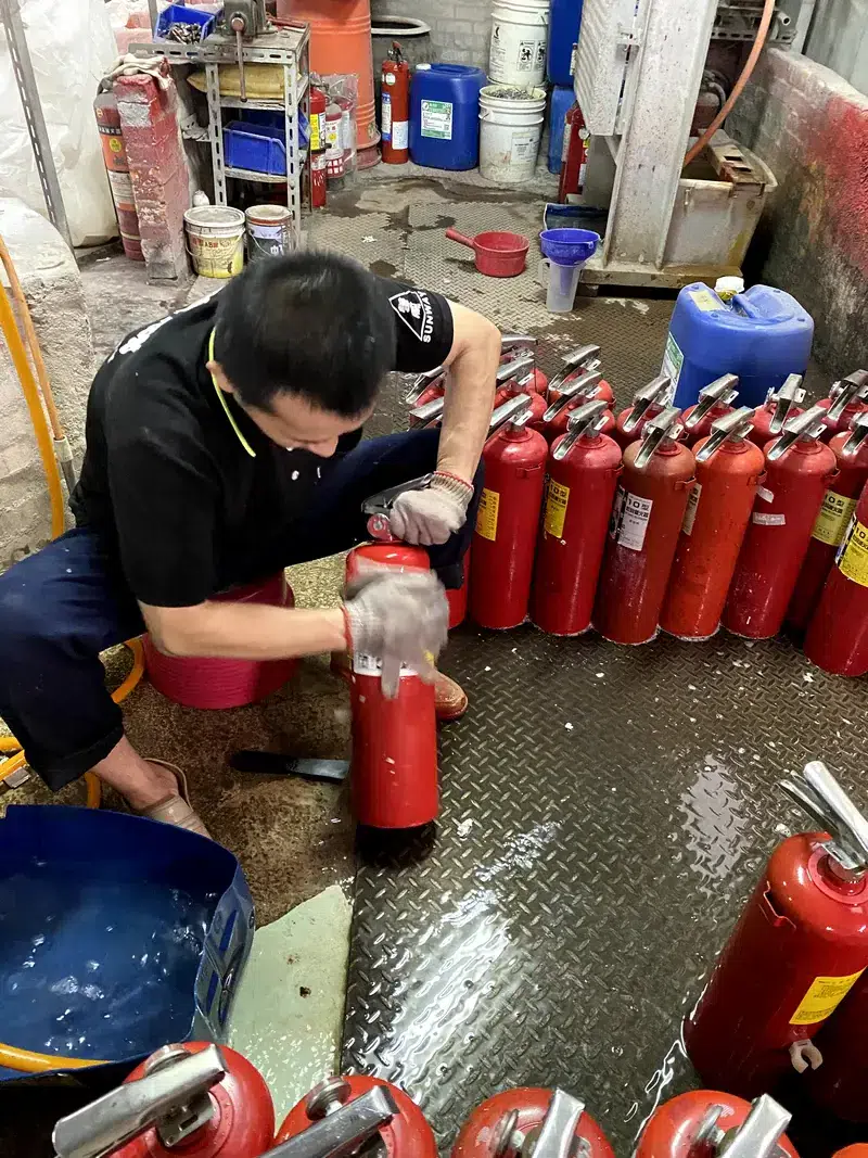 泡沫水強化液滅火器更換及充填作業流程－清洗滅火器