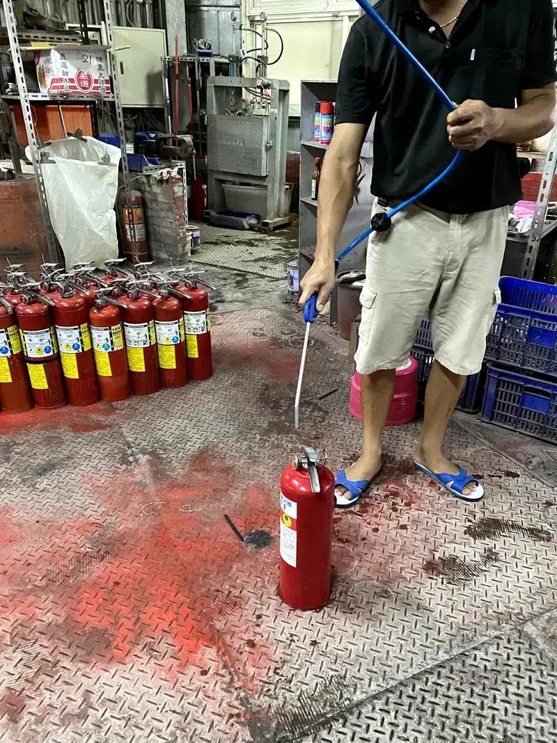 泡沫水強化液滅火器更換及充填作業流程－將水漬及瓶身噴乾