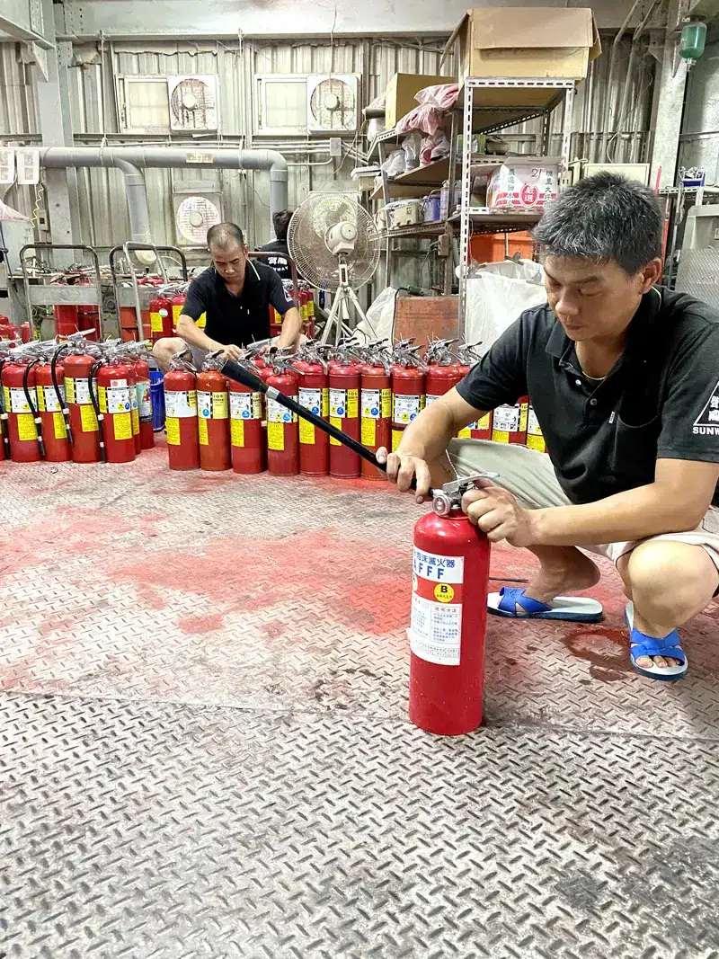 泡沫水強化液滅火器更換及充填作業流程－鎖上皮管